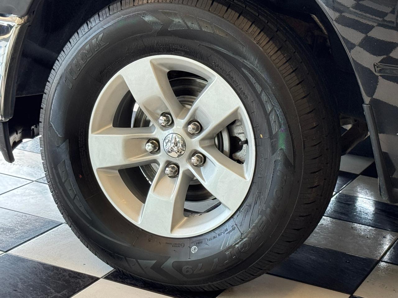 2017 RAM 1500 ST 4x4 CREW 5.7L V8 HEMI+New Tires+CLEAN CARFAX - Photo #43
