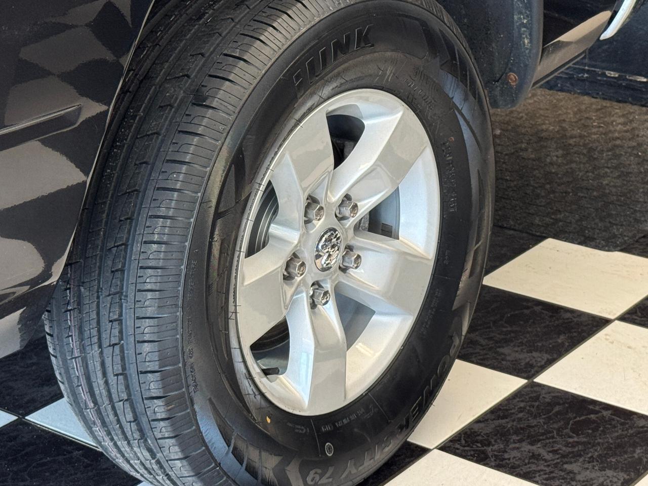 2017 RAM 1500 ST 4x4 CREW 5.7L V8 HEMI+New Tires+CLEAN CARFAX - Photo #44