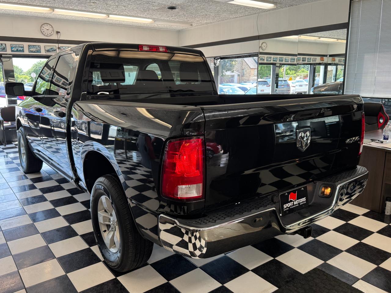 2017 RAM 1500 ST 4x4 CREW 5.7L V8 HEMI+New Tires+CLEAN CARFAX - Photo #8