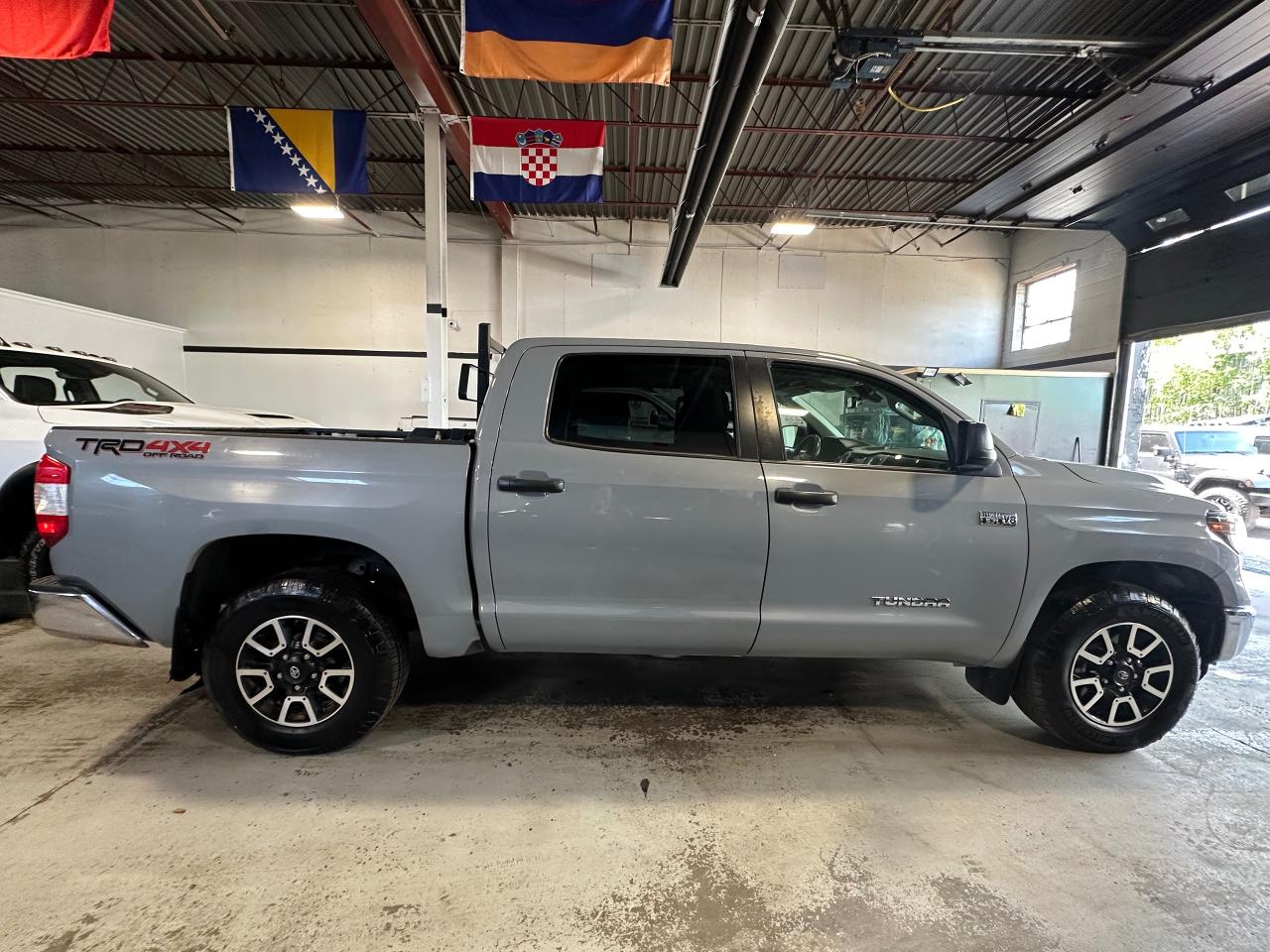 2021 Toyota Tundra 4X4 CREWMAX SR5 | NO ACCIDENTS Photo4