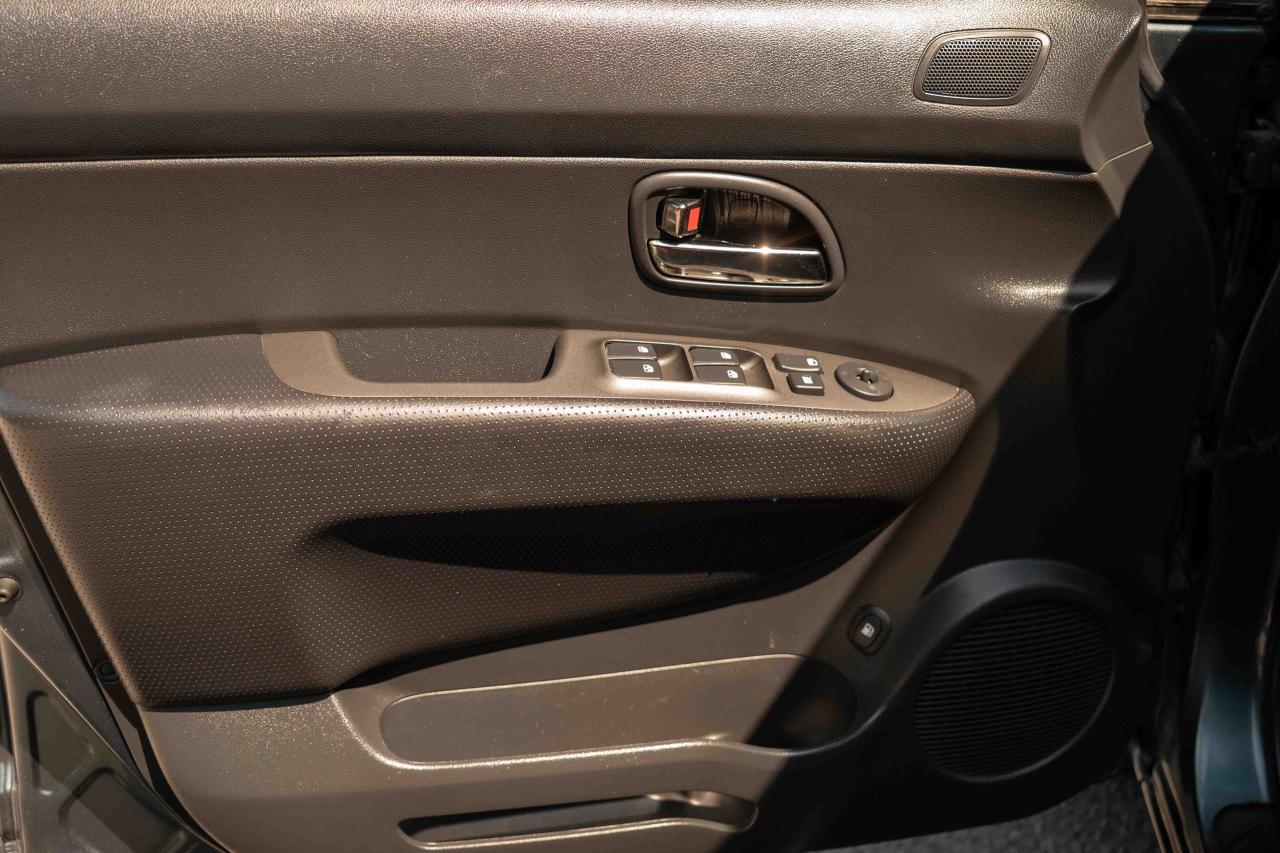 2012 Kia Rondo EX V6 - Photo #16