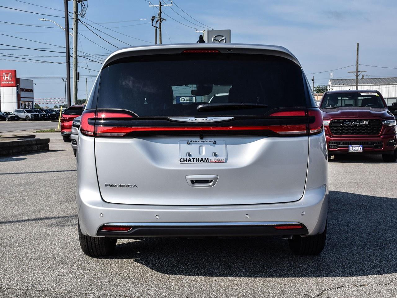 2026 Chrysler Pacifica Select FWD Photo2