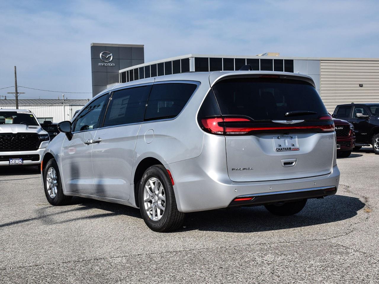 2026 Chrysler Pacifica Select FWD Photo