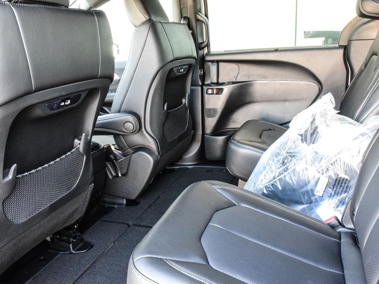 2026 Chrysler Pacifica Select FWD Photo