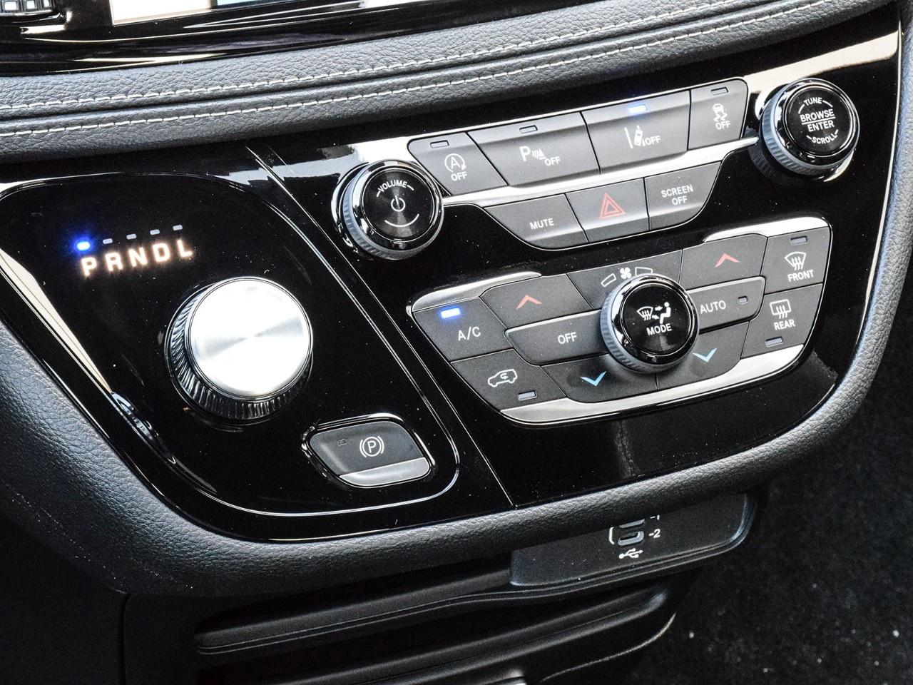 2026 Chrysler Pacifica Select FWD Photo