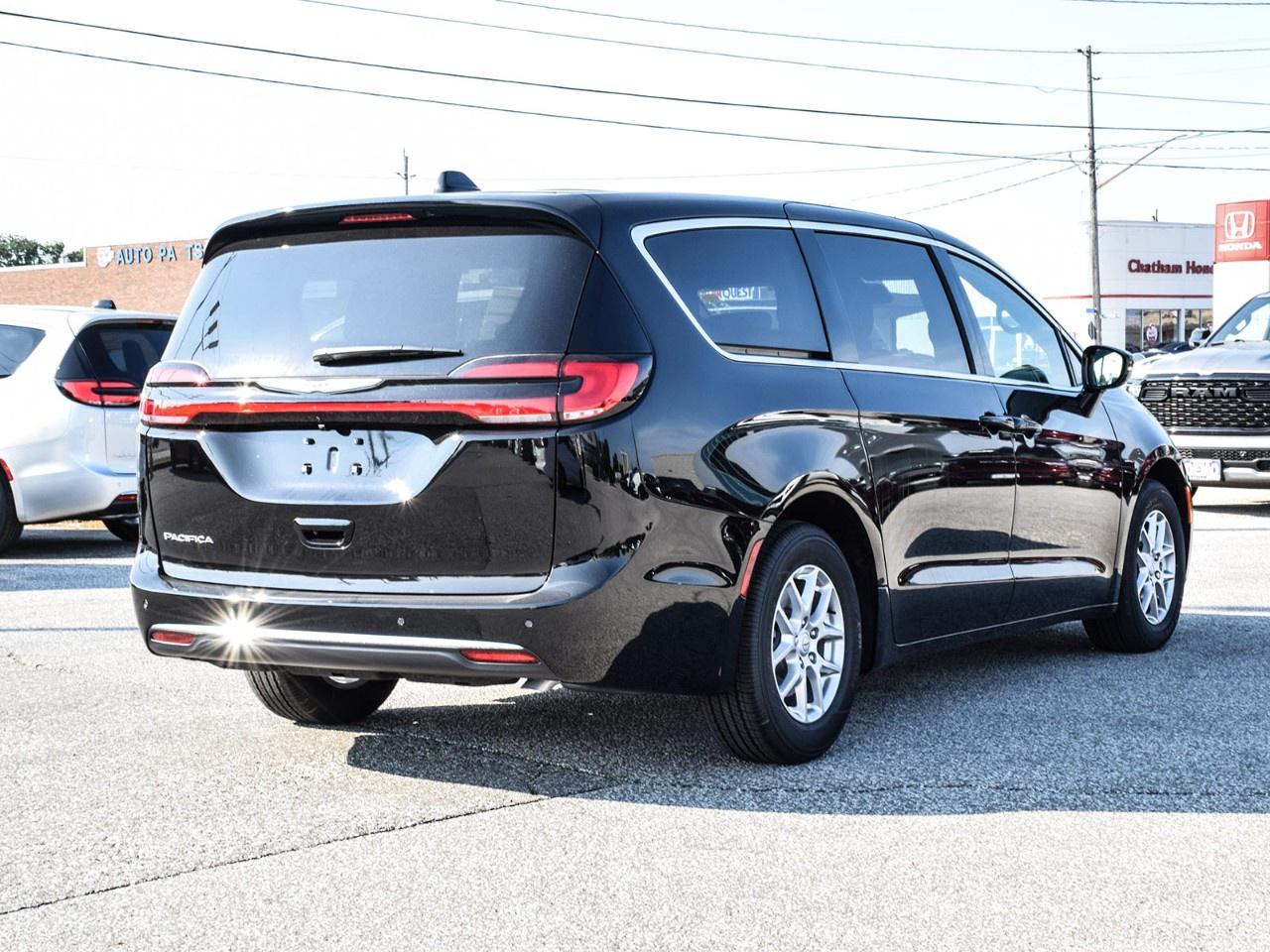 2026 Chrysler Pacifica Select FWD Photo3