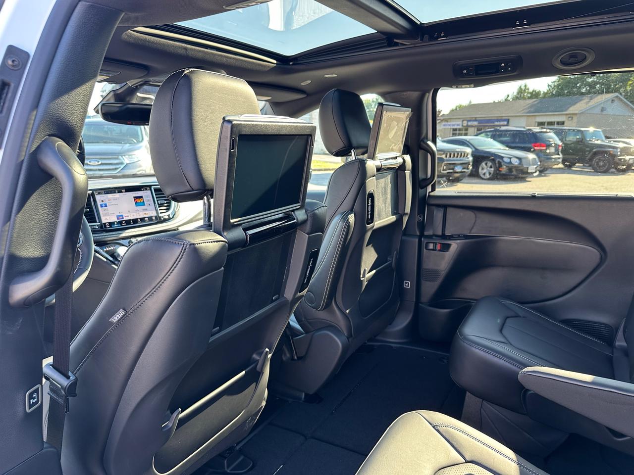 2026 Chrysler Pacifica Select Photo