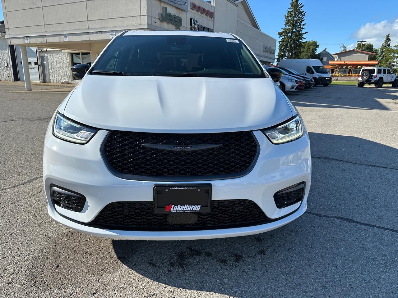 2026 Chrysler Pacifica Select Photo