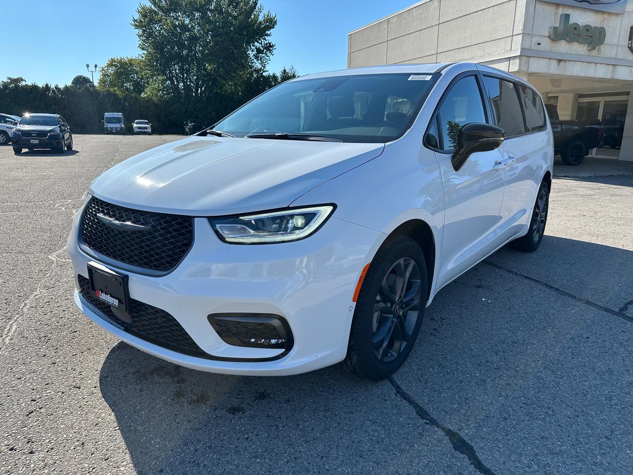 2026 Chrysler Pacifica Select Photo