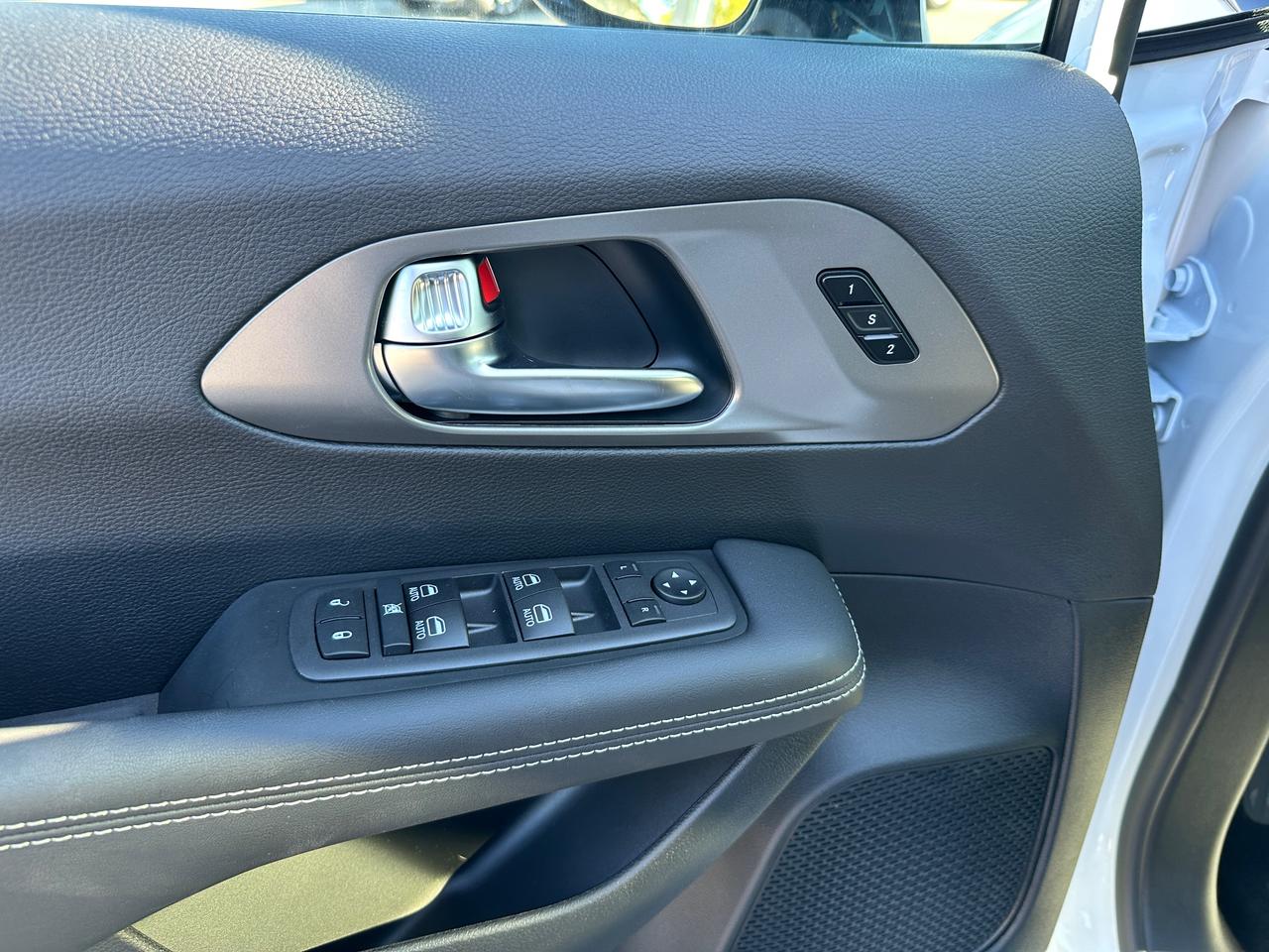 2026 Chrysler Pacifica Select Photo