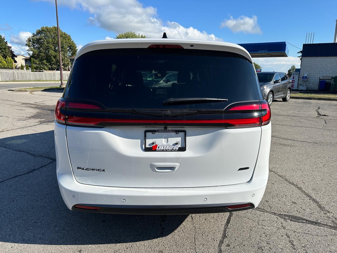 2026 Chrysler Pacifica Select Photo