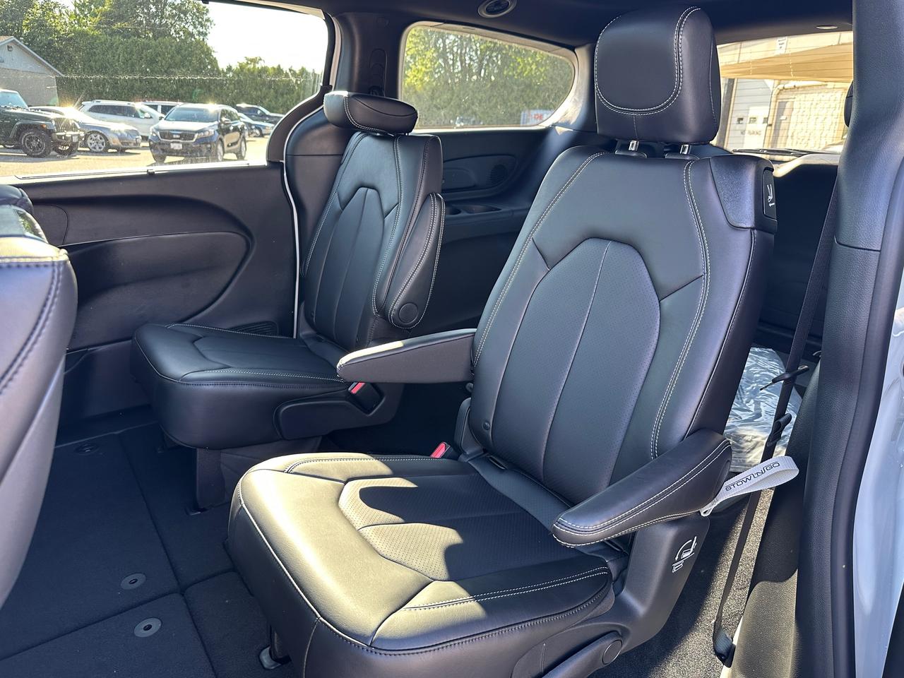 2026 Chrysler Pacifica Select Photo