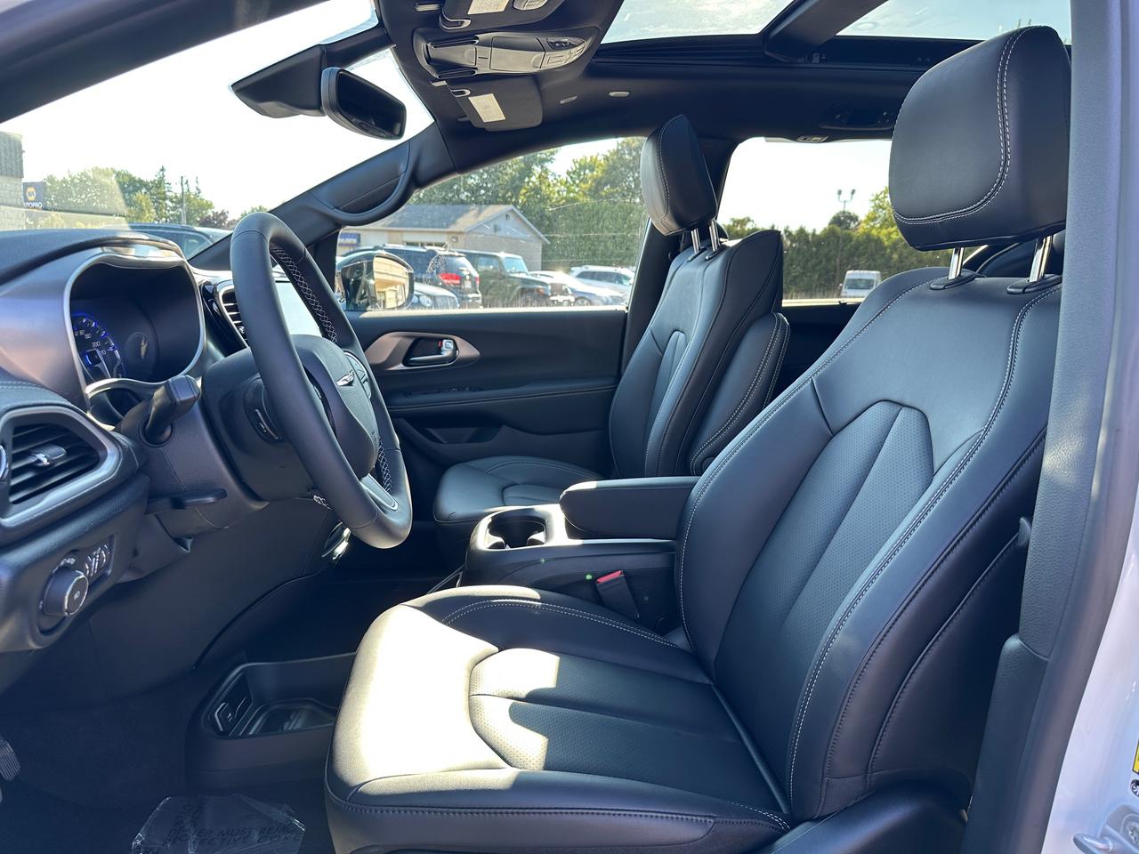 2026 Chrysler Pacifica Select Photo