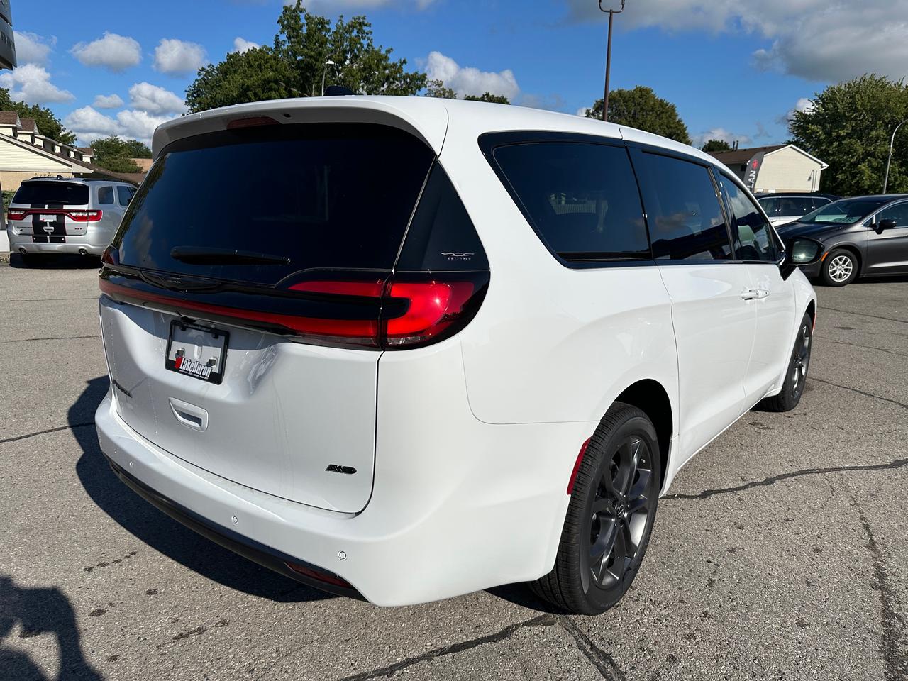 2026 Chrysler Pacifica Select Photo