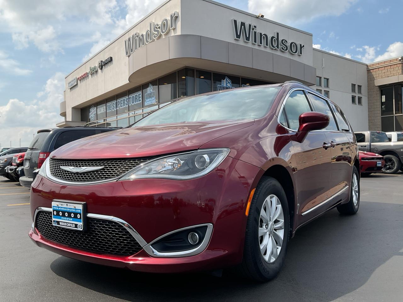 Used 2017 Chrysler Pacifica LEATHER / 8 PASSENGER / HTD SEATS / RMT START for sale in Windsor, ON