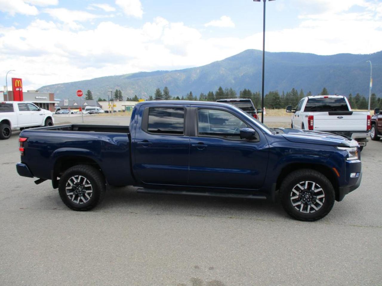 2022 Nissan Frontier SV CREW CAB 4WD Photo3