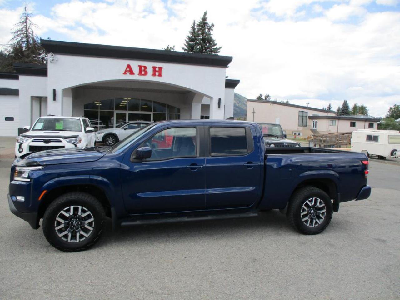 2022 Nissan Frontier SV CREW CAB 4WD Photo2