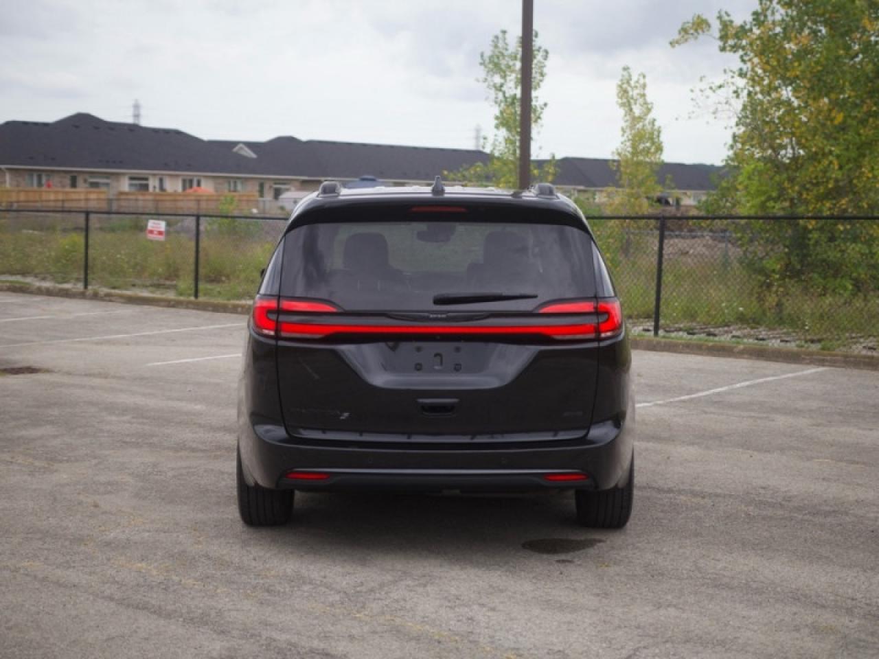 2022 Chrysler Pacifica Touring L  **S APPEARANCE PACKAGE** Photo3