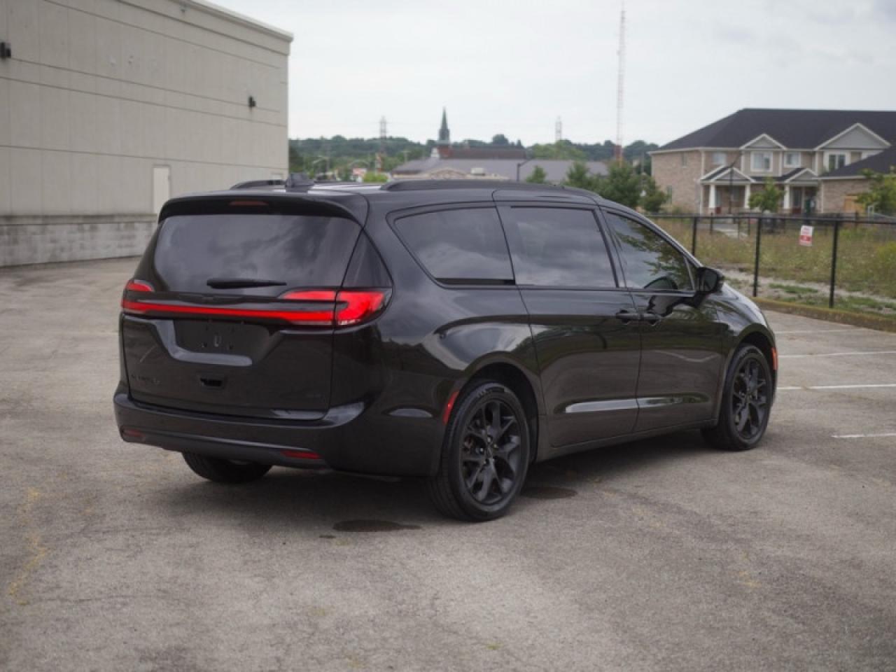 2022 Chrysler Pacifica Touring L  **S APPEARANCE PACKAGE** Photo4