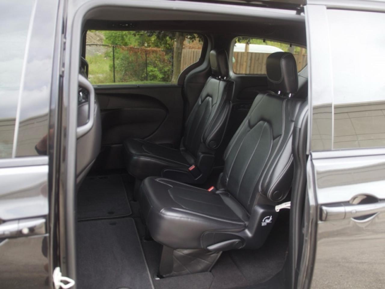 2022 Chrysler Pacifica Touring L  **S APPEARANCE PACKAGE** Photo