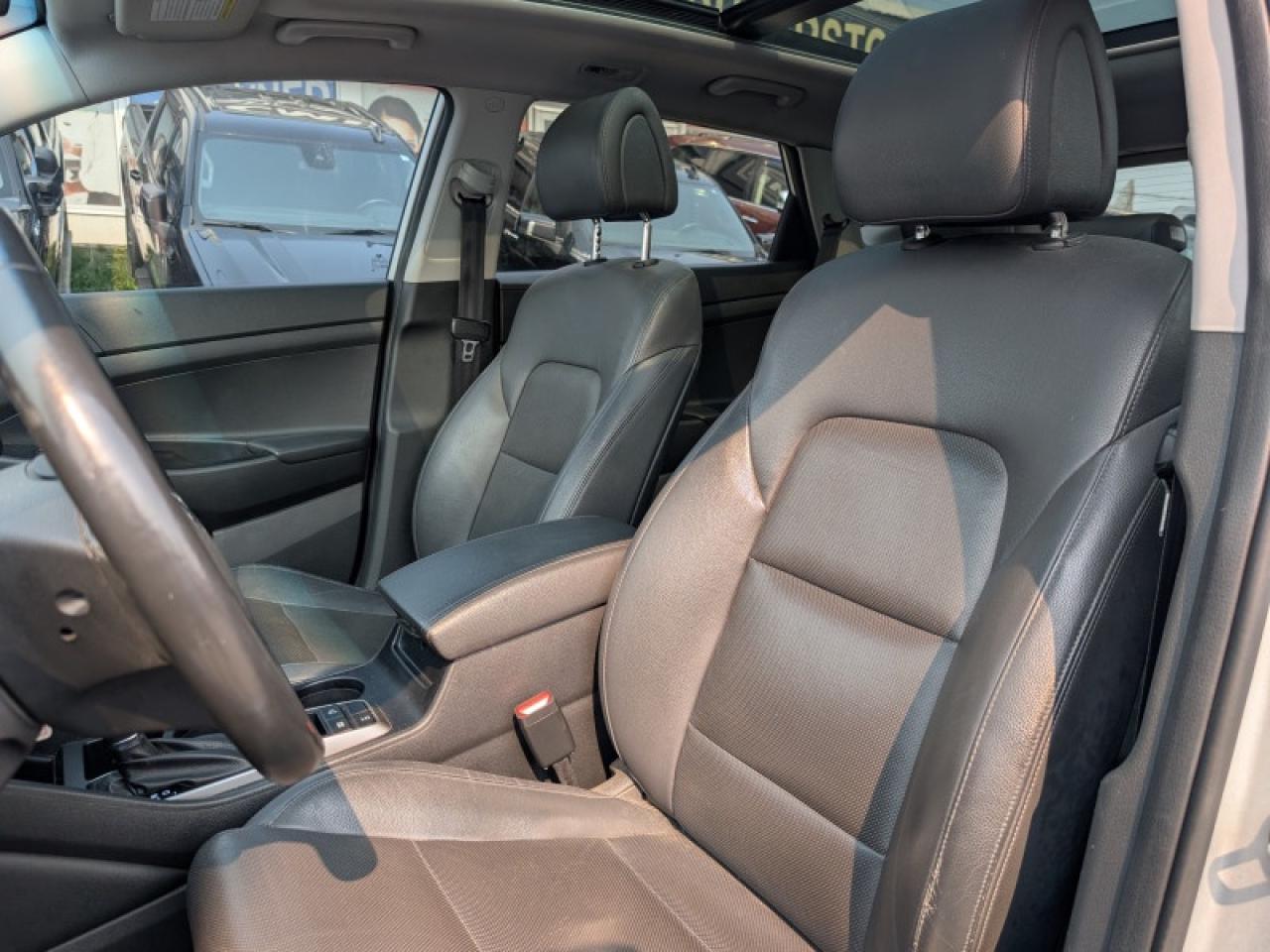 2017 Hyundai Tucson SE  **PANO ROOF - LEATHER** Photo
