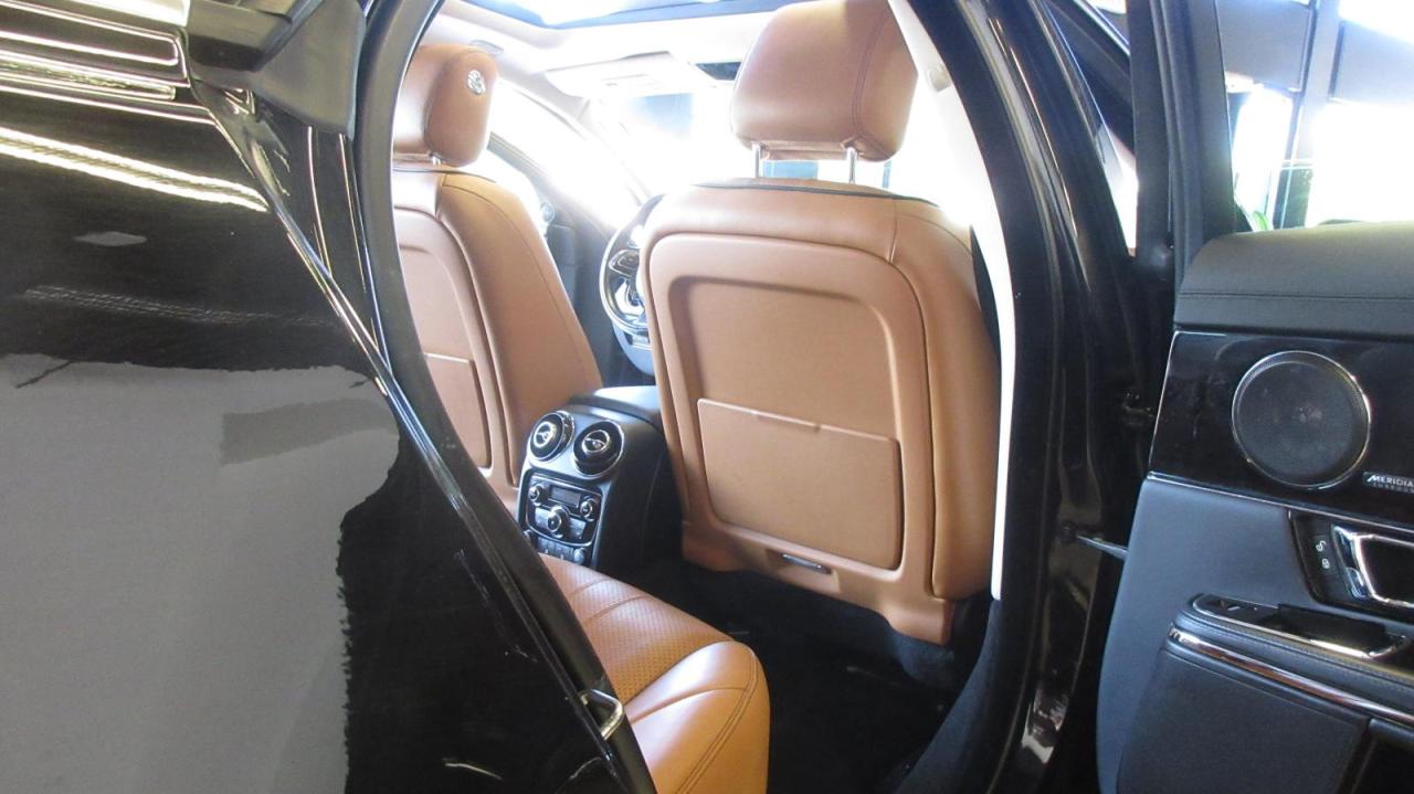 2017 Jaguar XJ 4dr Sdn R-Sport AWD Photo4