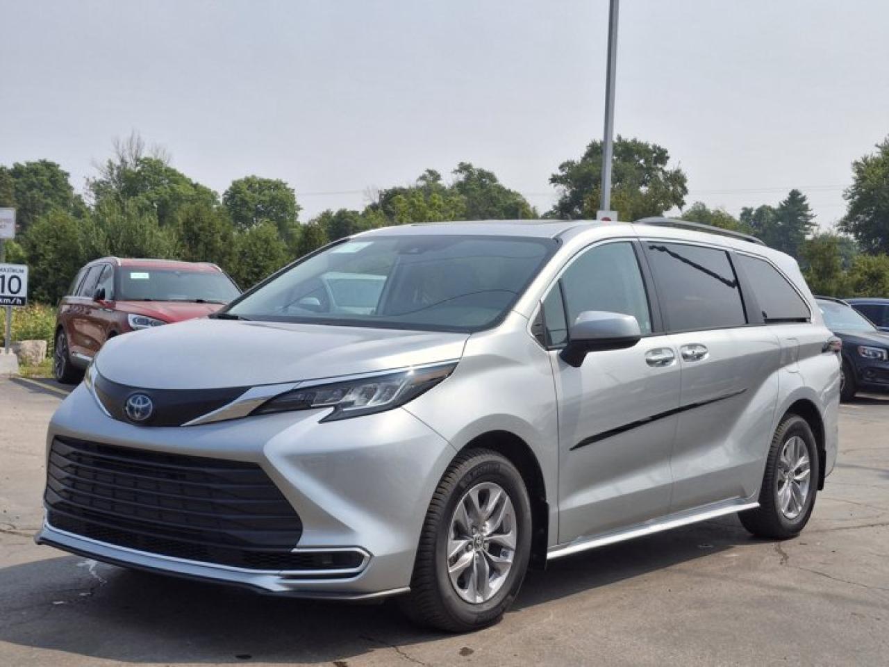 Used 2023 Toyota Sienna XLE Hybrid | Leather | Sunroof | Adaptive Cruise | Heated Seats | Power Sliding Doors & More ! for sale in Guelph, ON