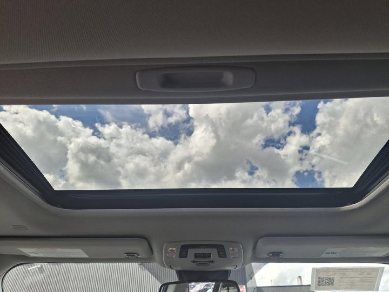 2023 Toyota Sienna XLE Hybrid | Leather | Sunroof | Adaptive Cruise | Heated Seats | Power Sliding Doors & More ! Photo