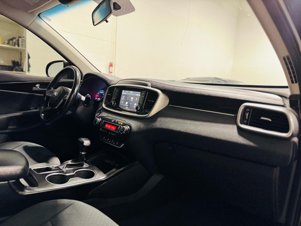 2020 Kia Sorento LX - Photo #25