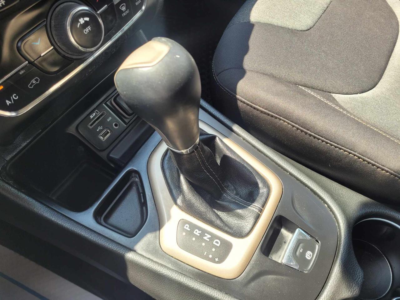 2015 Jeep Cherokee Sport Photo29