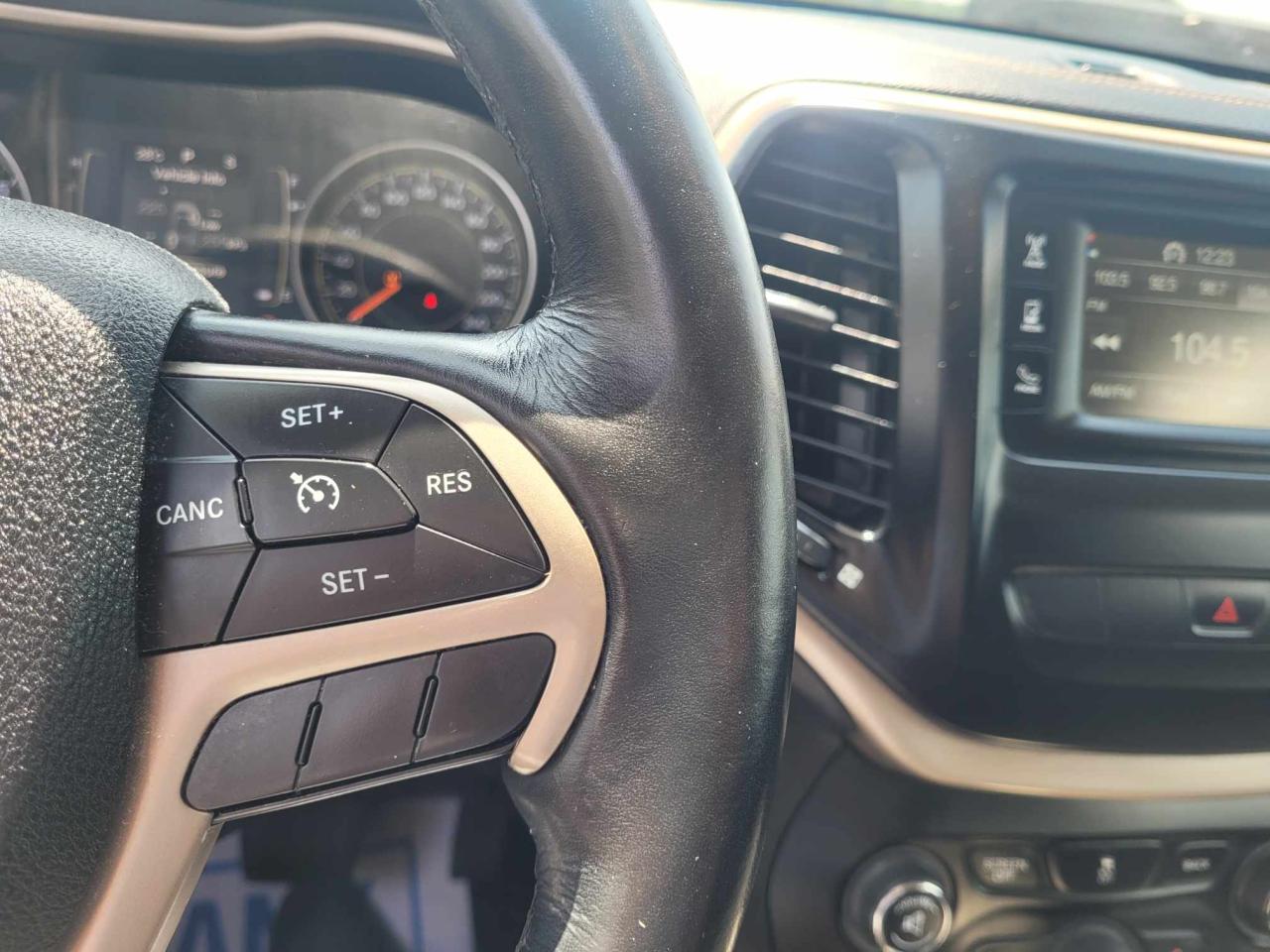 2015 Jeep Cherokee Sport Photo34
