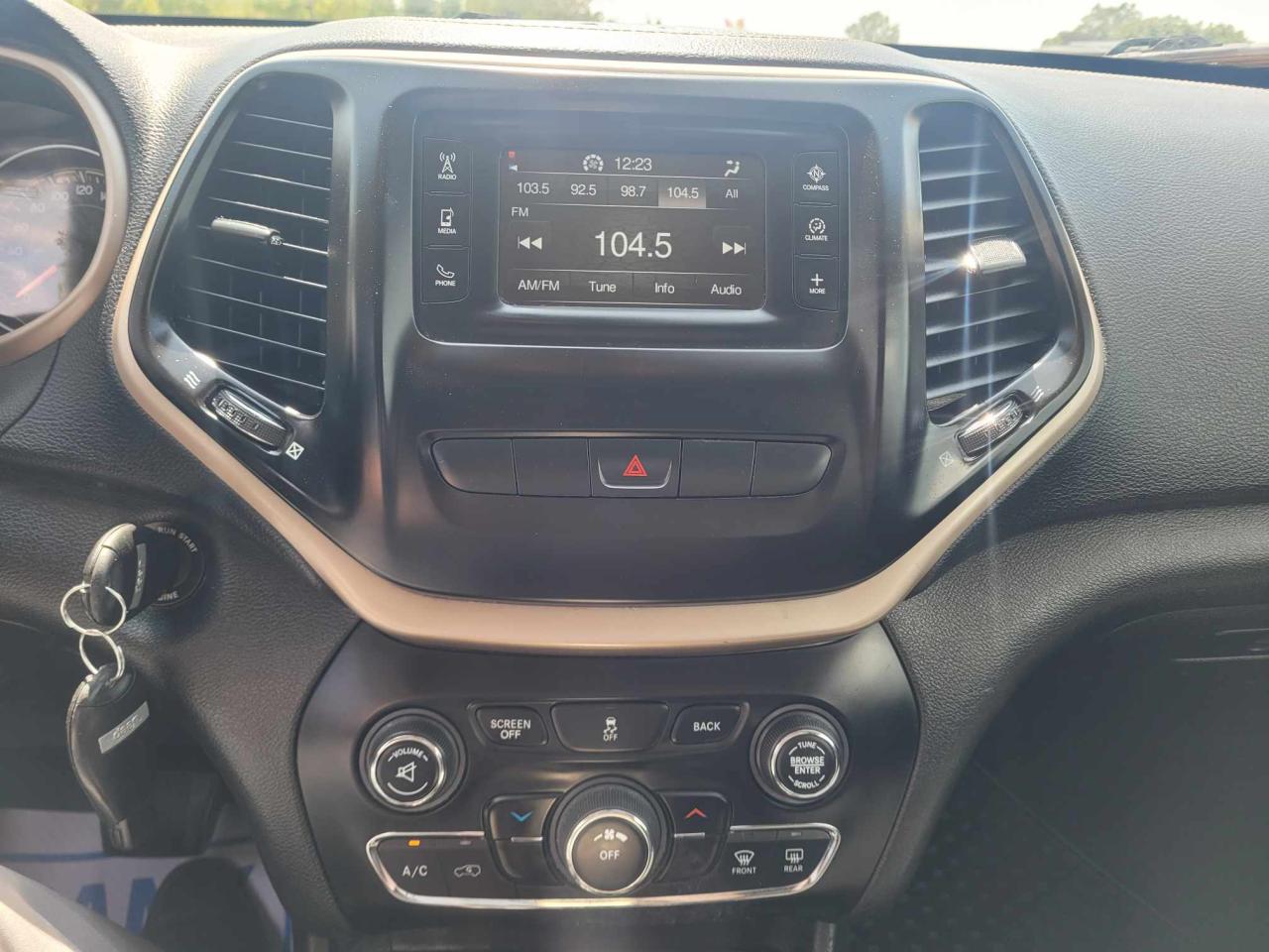 2015 Jeep Cherokee Sport Photo10