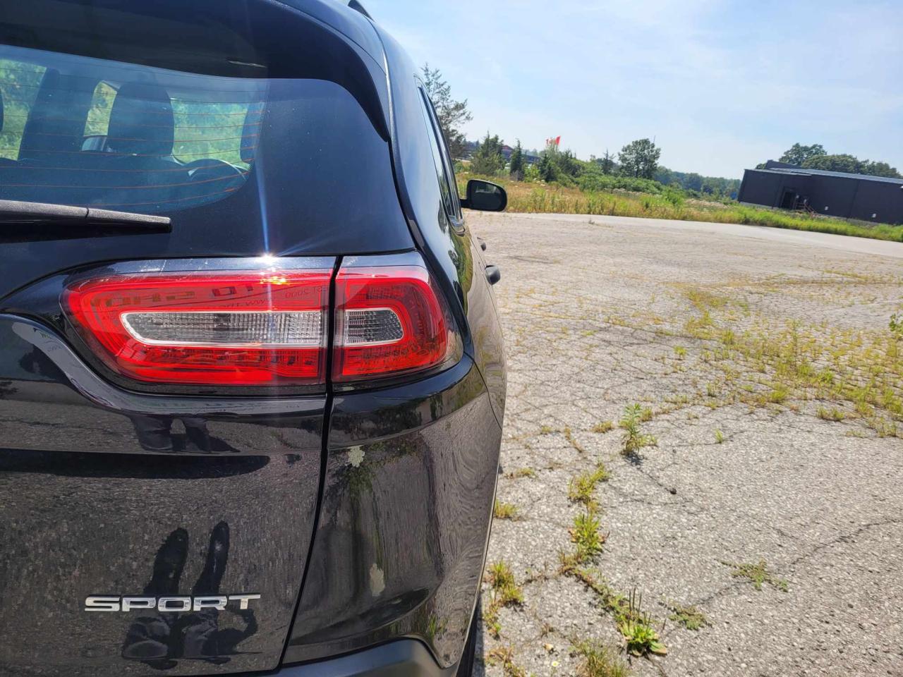 2015 Jeep Cherokee Sport Photo22