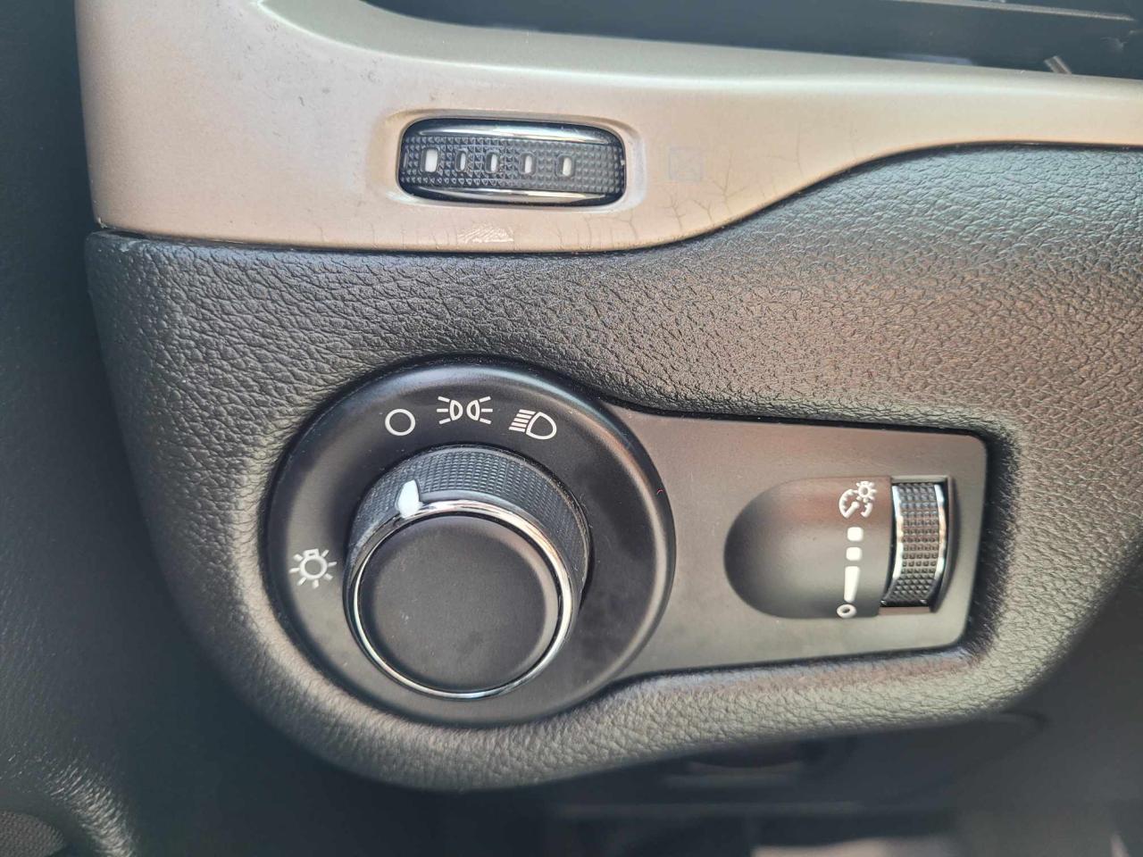 2015 Jeep Cherokee Sport Photo31