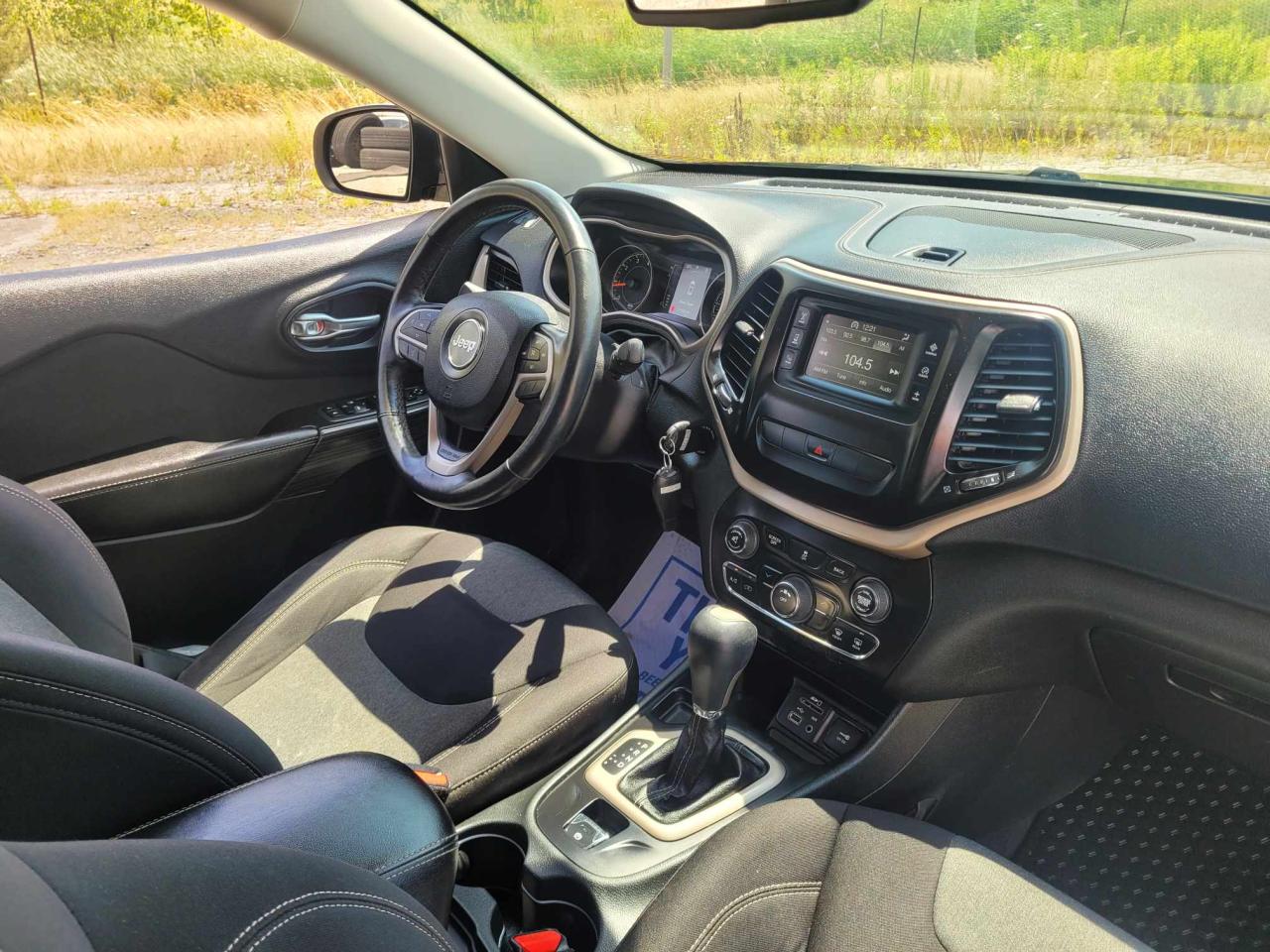 2015 Jeep Cherokee Sport Photo25