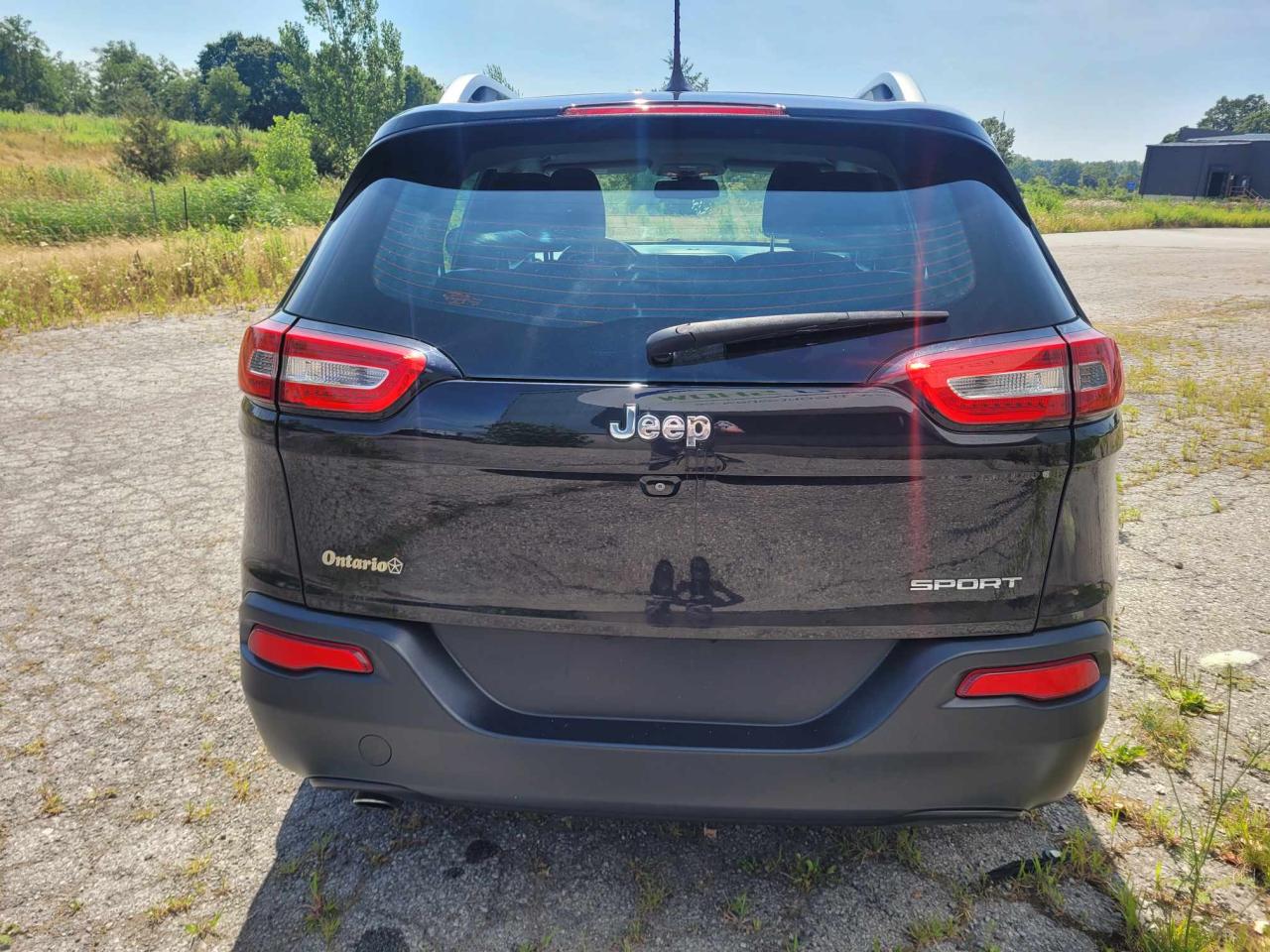 2015 Jeep Cherokee Sport Photo21