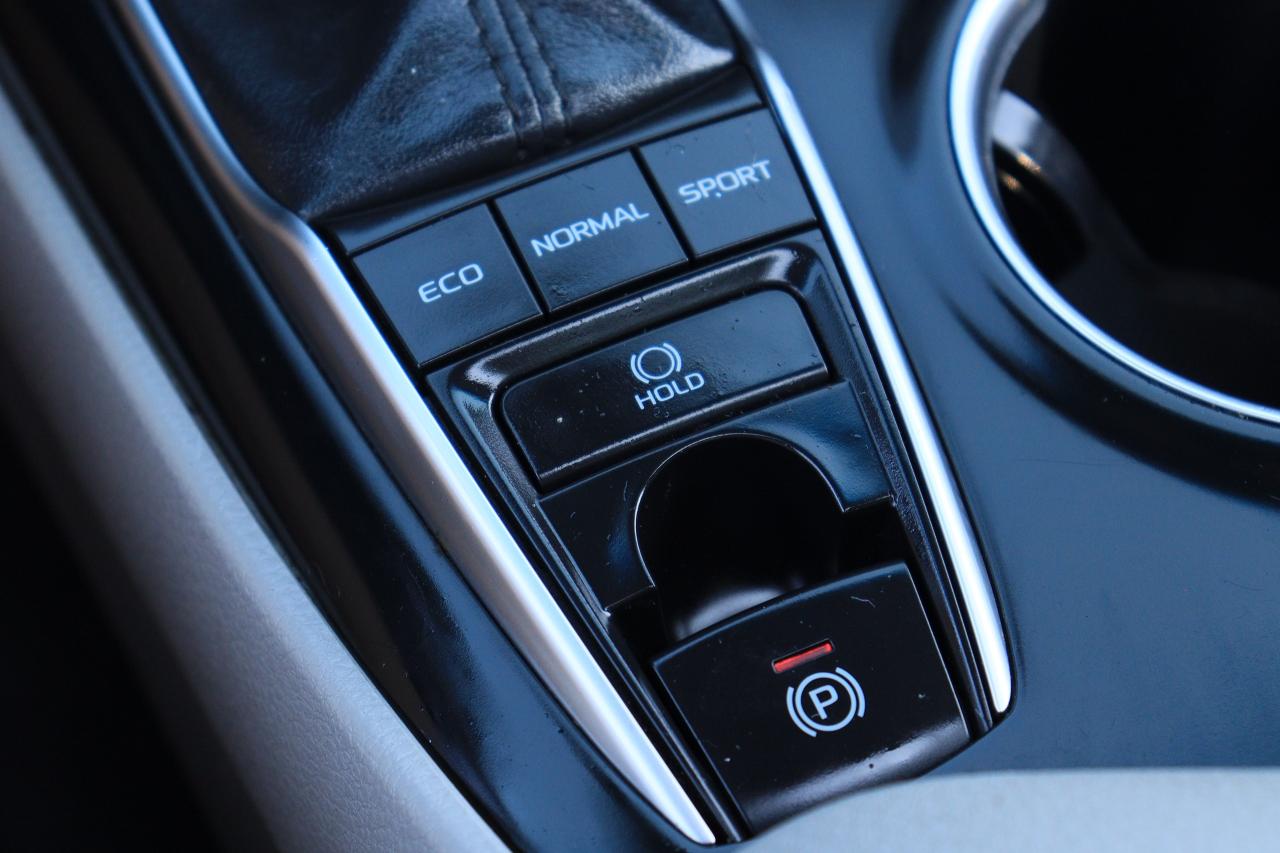 2018 Toyota Camry XLE | Leather | Pano Roof | Cam | CarPlay | BSM++ Photo26