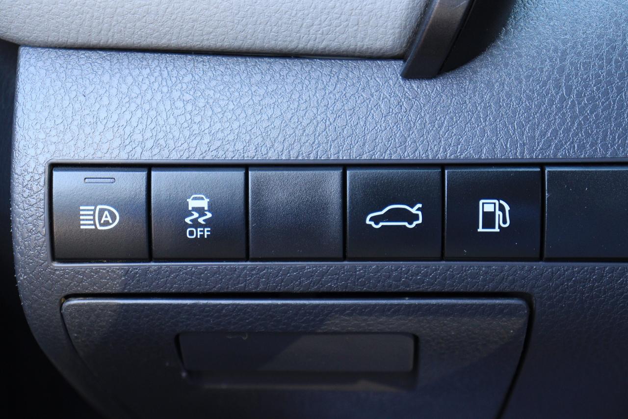 2018 Toyota Camry XLE | Leather | Pano Roof | Cam | CarPlay | BSM++ Photo20
