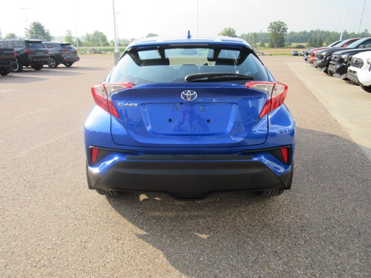 2018 Toyota C-HR XLE Photo3