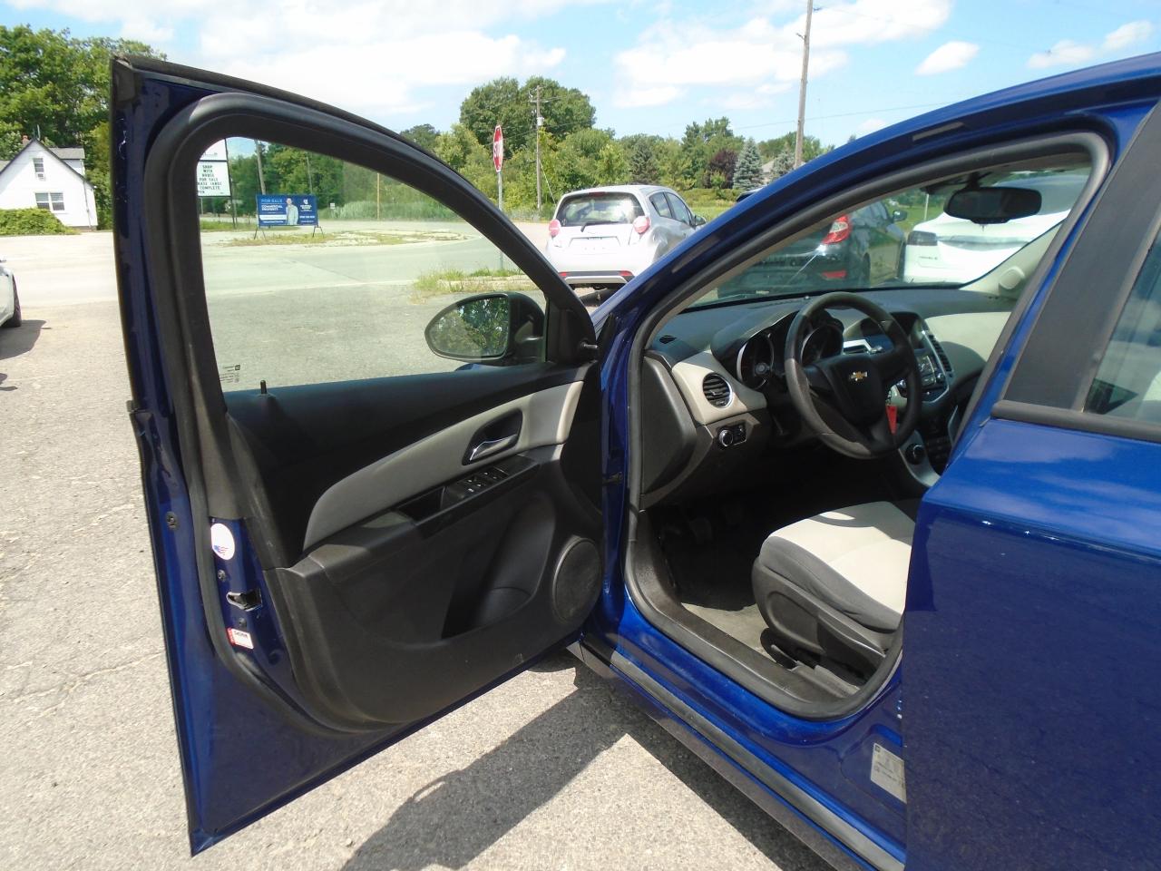 2013 Chevrolet Cruze 4dr Sdn LS w-1SB - Photo #9