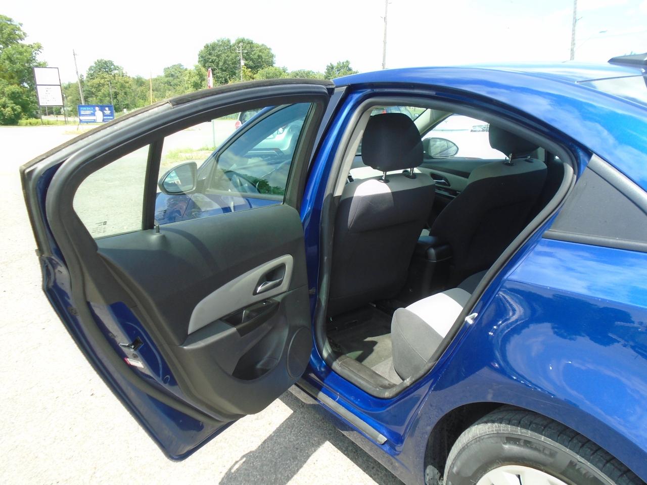 2013 Chevrolet Cruze 4dr Sdn LS w-1SB - Photo #17