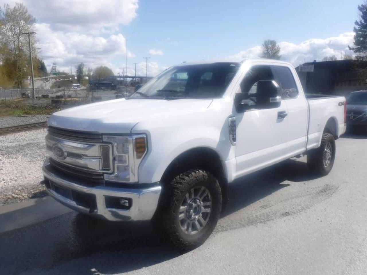 超美品　FACT64XULST Used 2023 Ford F-150 Lightning LARIAT 4WD SUPERCREW 5.5' for