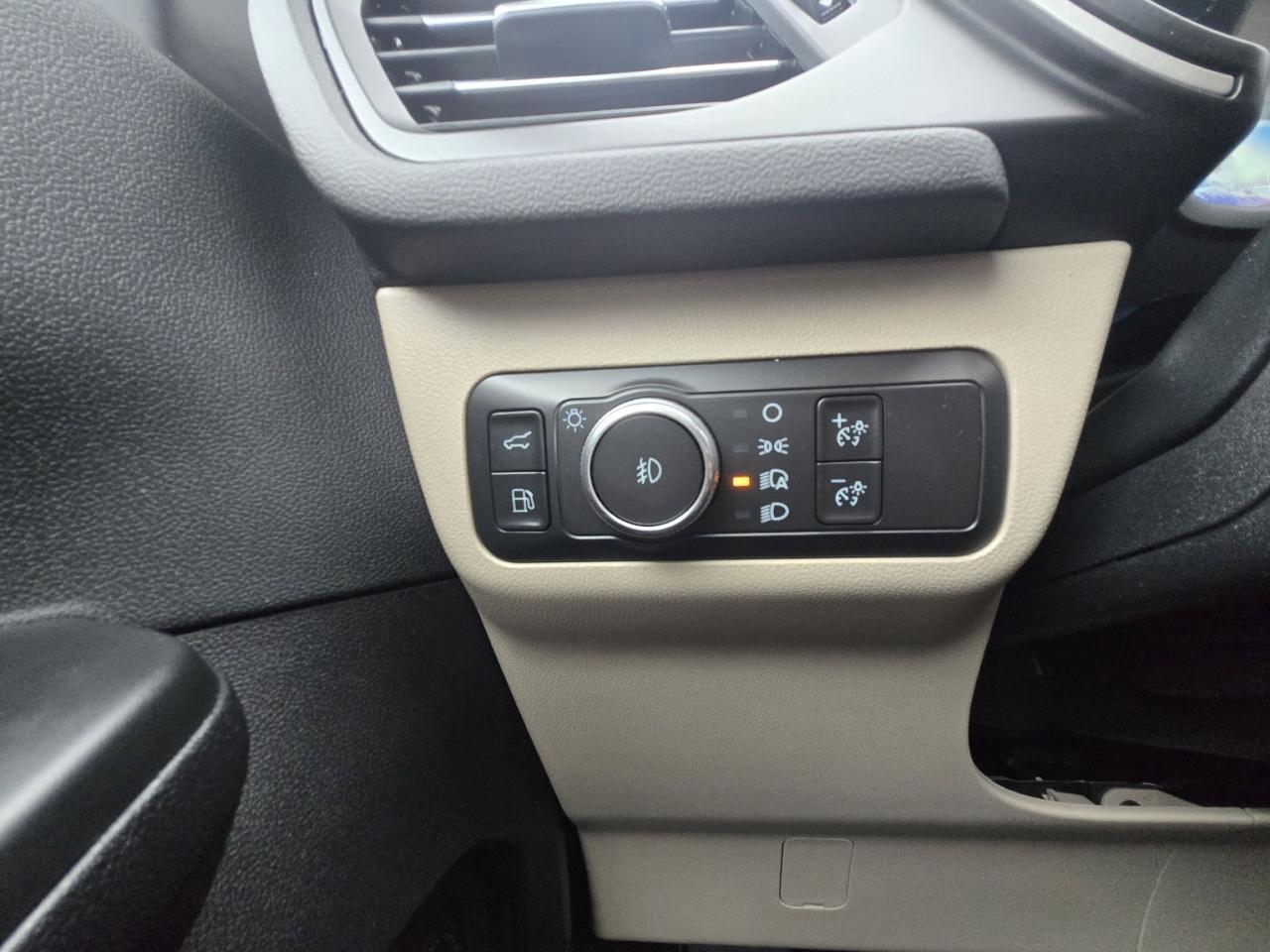 2022 Ford Escape SEL Hybrid Photo5