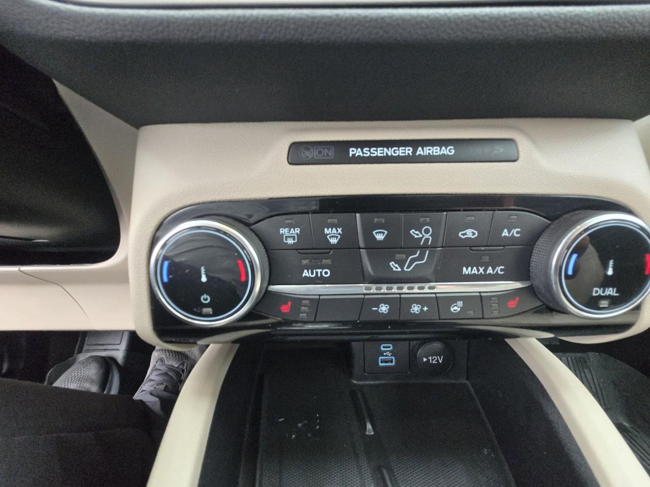 2022 Ford Escape SEL Hybrid Photo5