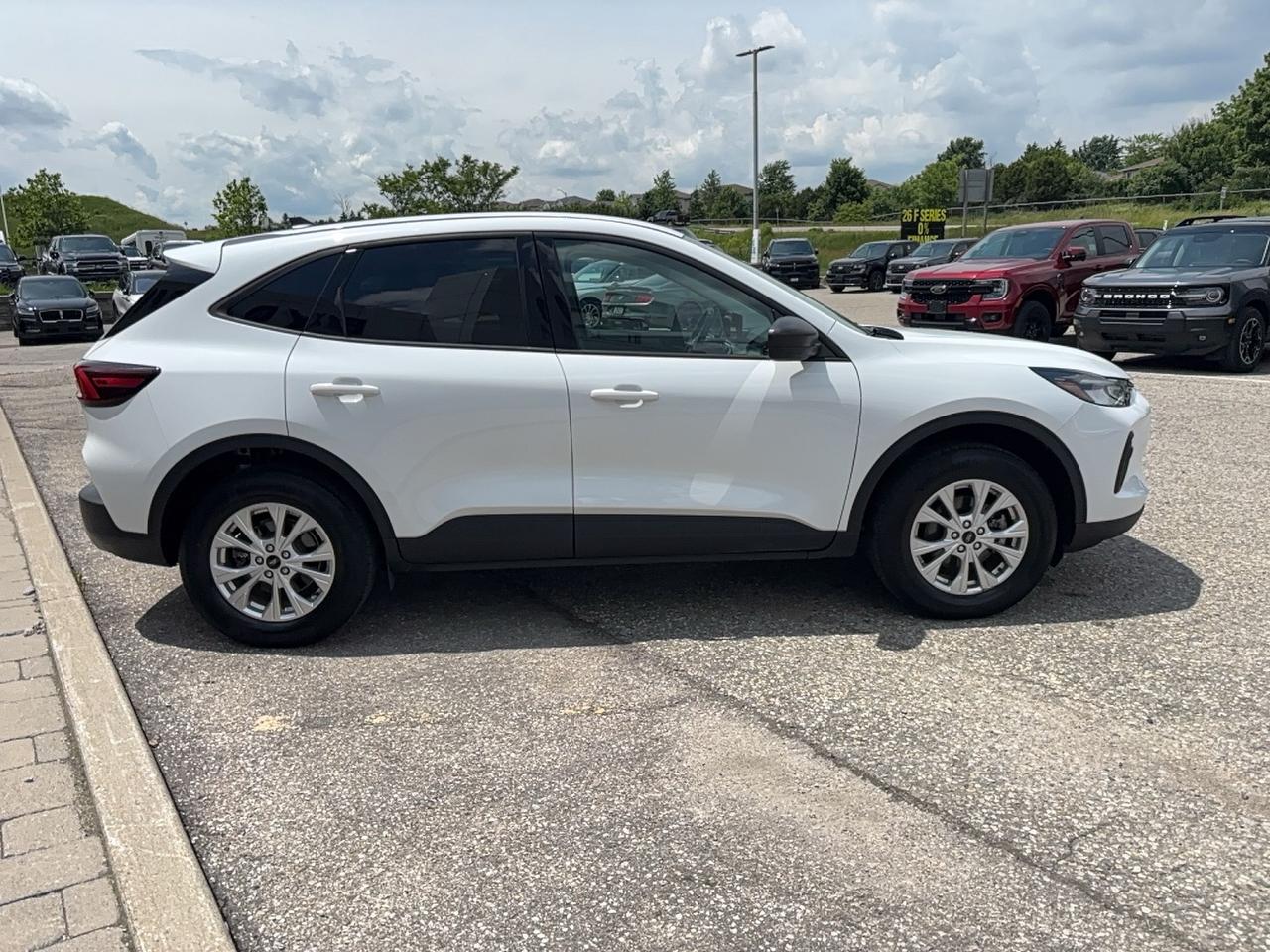 2025 Ford Escape ACTIVE, AWD, PREVIOUS DEMO! CLOTH, HEATED WHEEL! Photo3