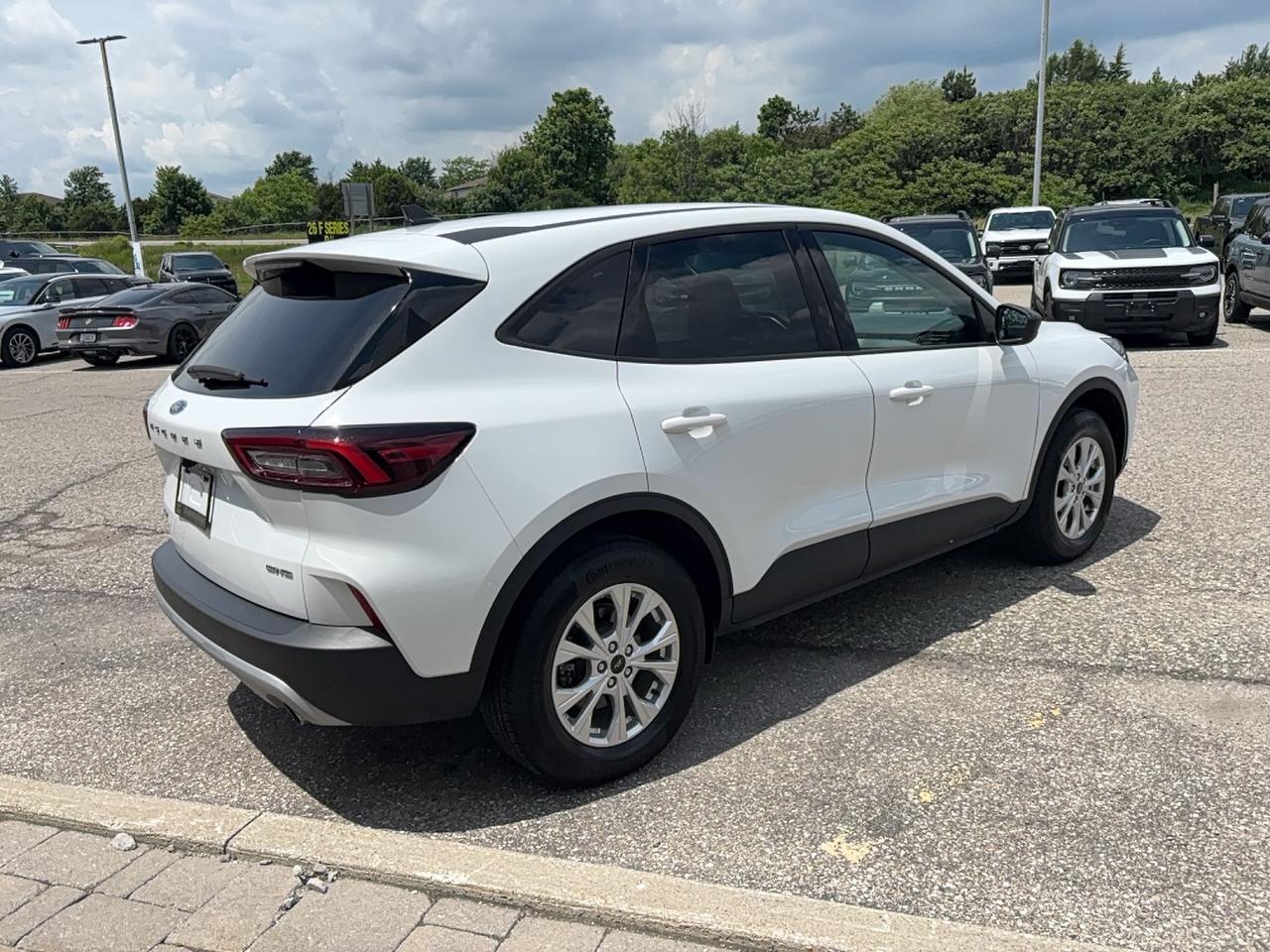 2025 Ford Escape ACTIVE, AWD, PREVIOUS DEMO! CLOTH, HEATED WHEEL! Photo