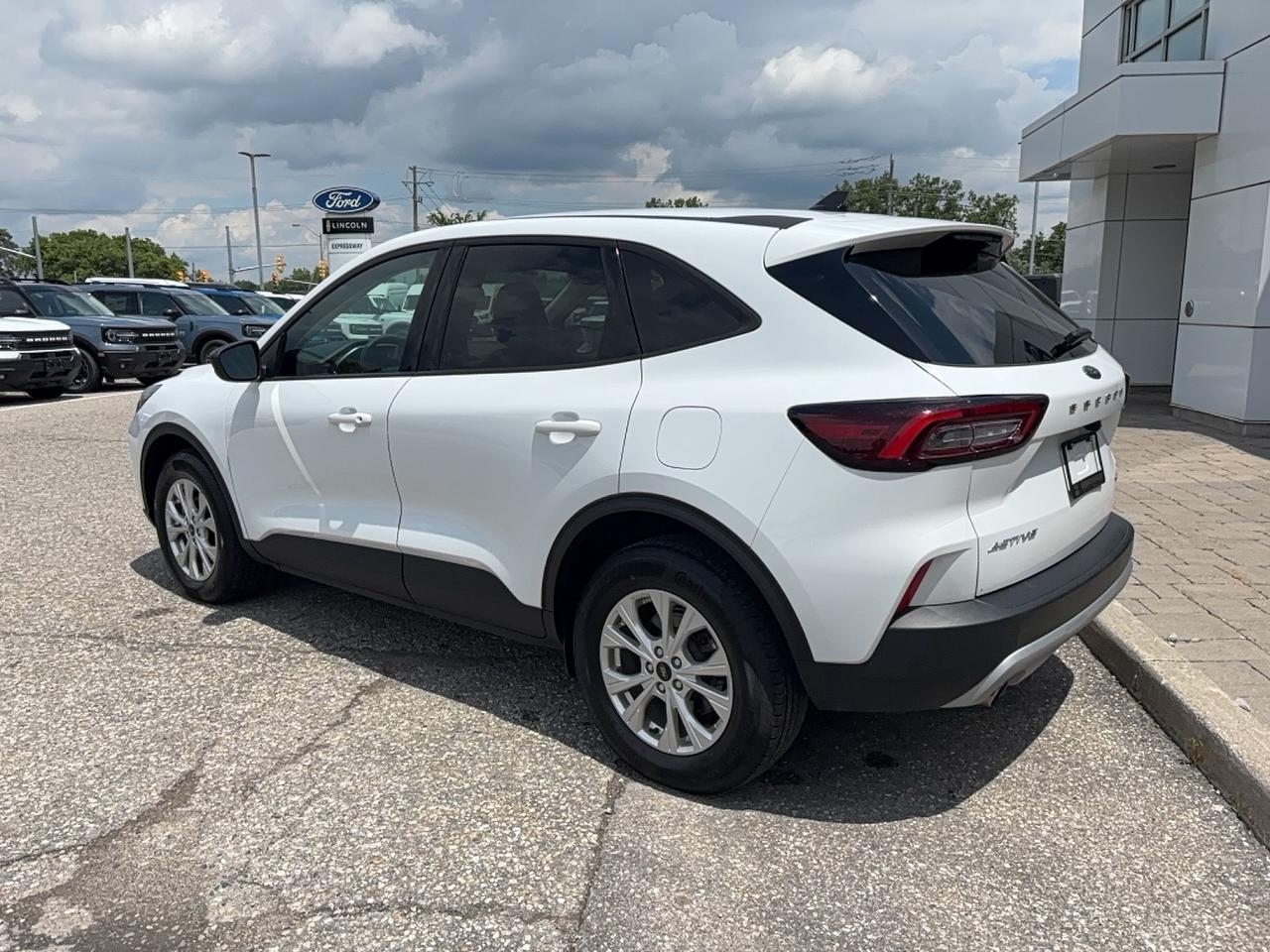 2025 Ford Escape ACTIVE, AWD, PREVIOUS DEMO! CLOTH, HEATED WHEEL! Photo