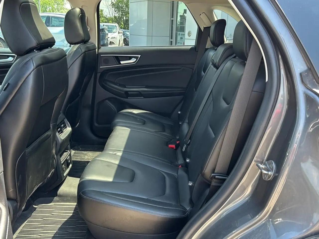 2021 Ford Edge Titanium AWD Photo5