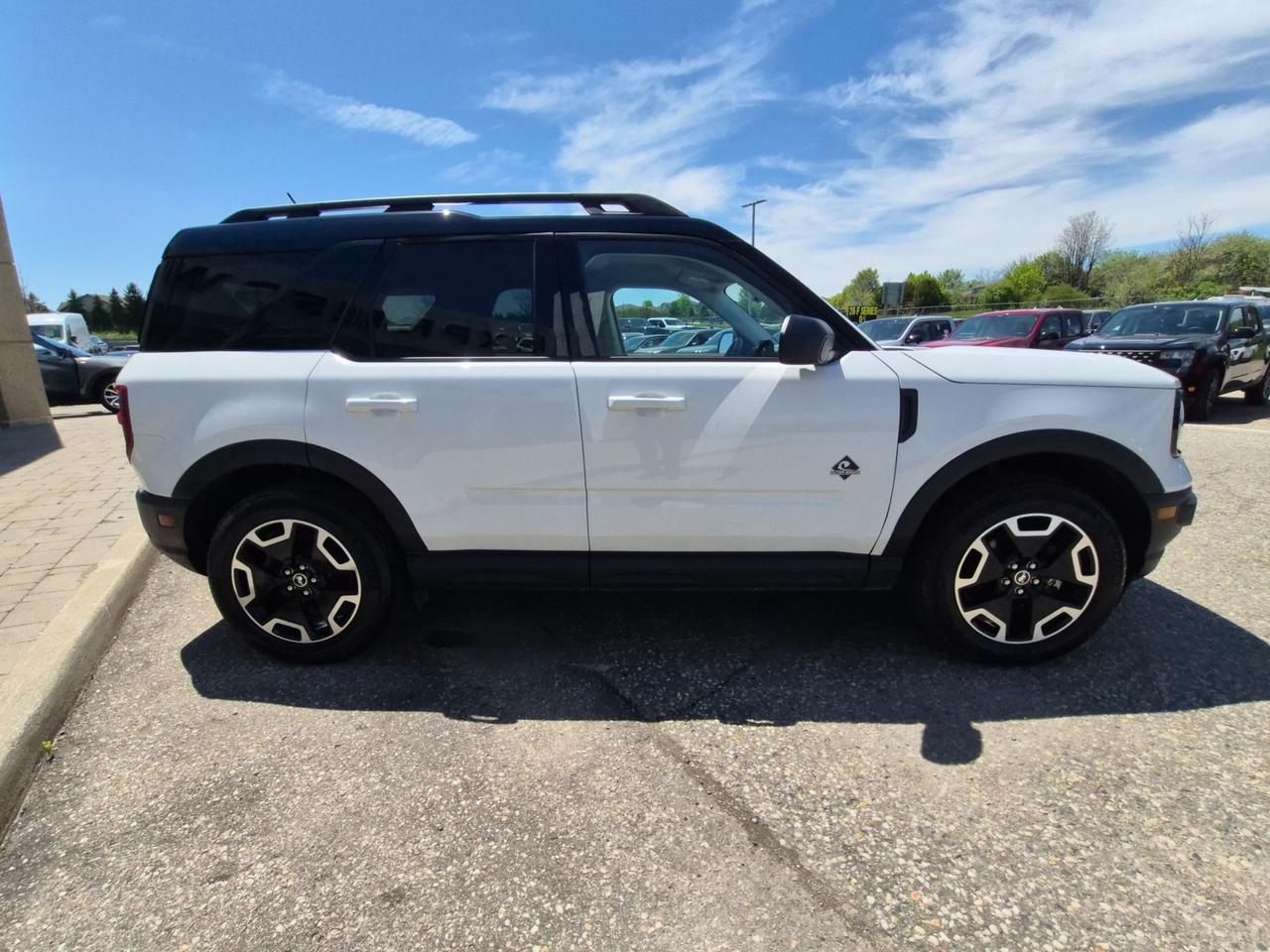 2024 Ford Bronco Sport OUTERBANKS! LEATHER, TECH! MOONROOF! LIKE NEW! Photo3
