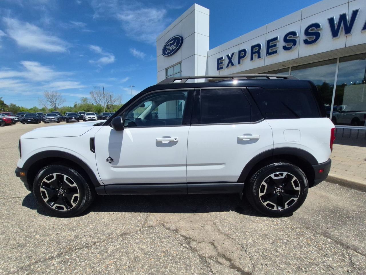2024 Ford Bronco Sport OUTERBANKS! LEATHER, TECH! MOONROOF! LIKE NEW! Photo
